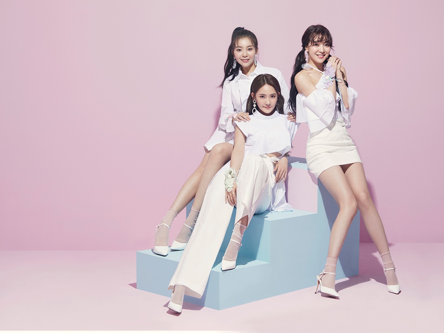 优我女团最新时尚写真 尽显青春清新质感