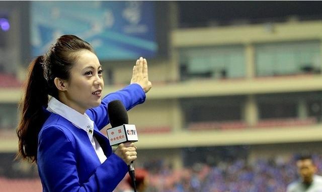 艾婷婷街头采访, 穿衣大胆惹非议, 网友: 还有谁关心她采访的内容
