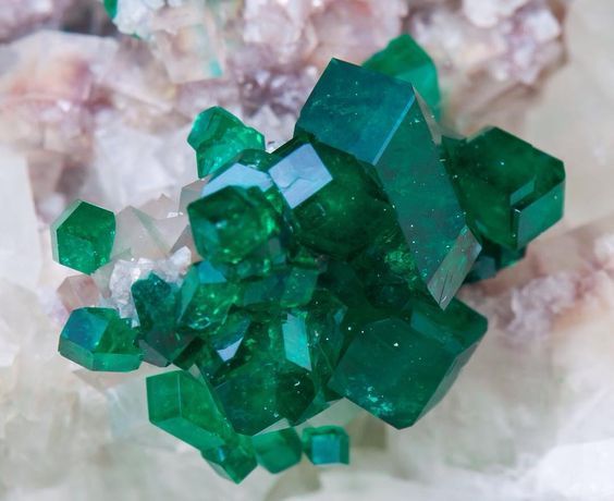 祖母綠色的礦物:透視石dioptase,是一種含水的銅硅酸鹽