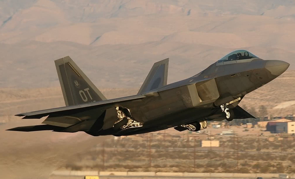 F22和F35到底哪个更先进?真实战力天壤之别