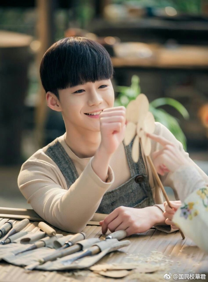 蔡乙嘉0202我们的少年时代中的郁风像一束光照亮了我们的生活