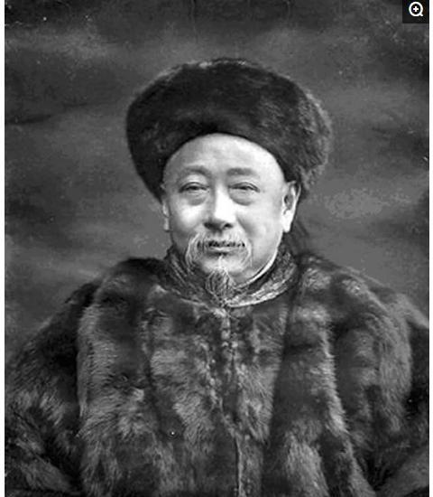 晚清官员老照片：穿貂皮大衣，戴墨镜，走路依然霸气十足