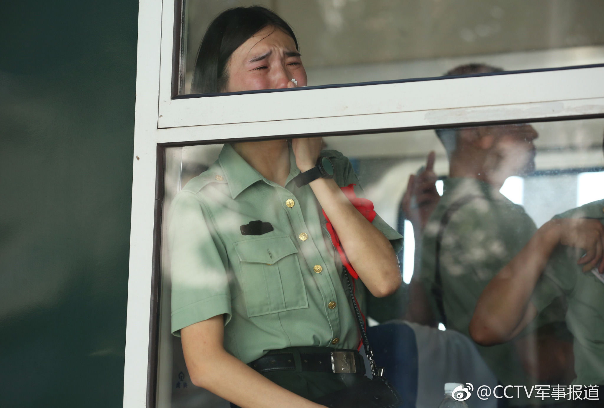 泪目,战略支援部队某部送别400余名退伍老兵|退伍老兵|张立超|战友