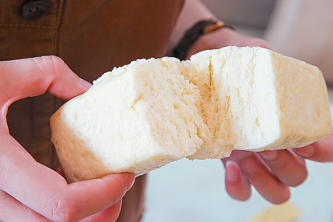 先让老面馒头骄傲一下~确实,老面发的馒头绵软筋道,不放糖都有一丝