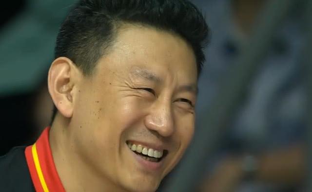 男篮赢球李楠功不可没队员犯错不怒吼反鼓舞男篮教练非他莫属