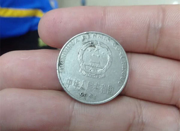 卖菜大妈收到了一枚罕见硬币,有人说:错版币,价值上千元钱一枚|硬币