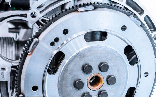 为什么发动机都安装一个飞轮,有什么作用?今天算长见识了