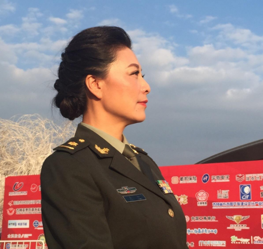 出道一年拿下影后,离婚后跟女儿相依为命,如今女儿被吐槽长得丑|岳红