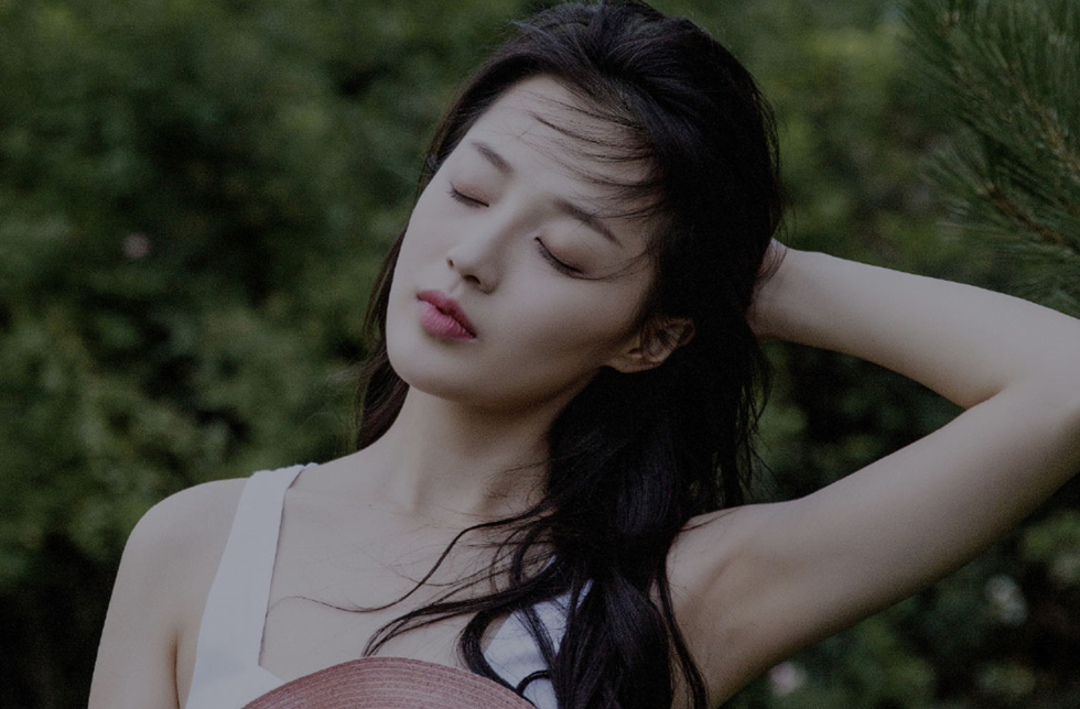 王秀竹穿吊带衫不性感却可爱十足笑容比衣服上的两串糖果还甜