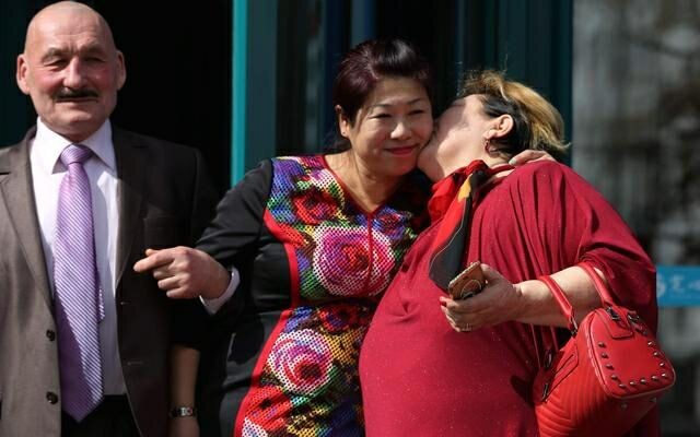 俄罗斯姑娘嫁中国小伙,丈母娘兴奋秀高难度深吻,婆婆都不好意思
