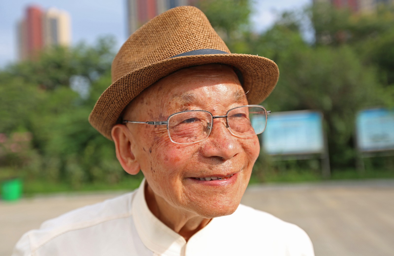 为圆梦儿子开房车带90岁父亲环游中国