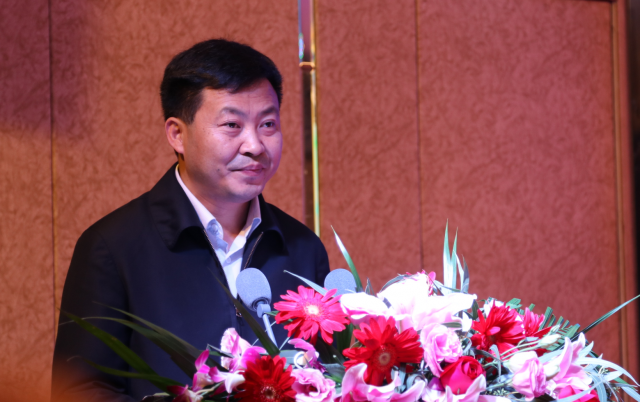 庆阳市副市长董涛主持推介会.