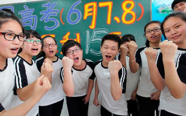 他是山东省高考状元, 当时高考考了749分, 现在