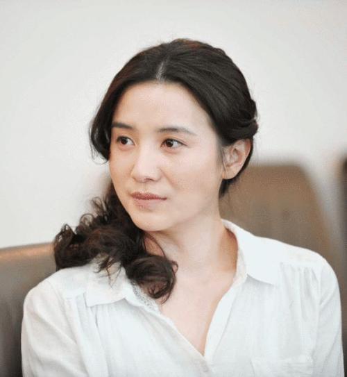 她为成名逼迫大23岁导演抛妻弃子,被导演捧红后马上把对方甩开