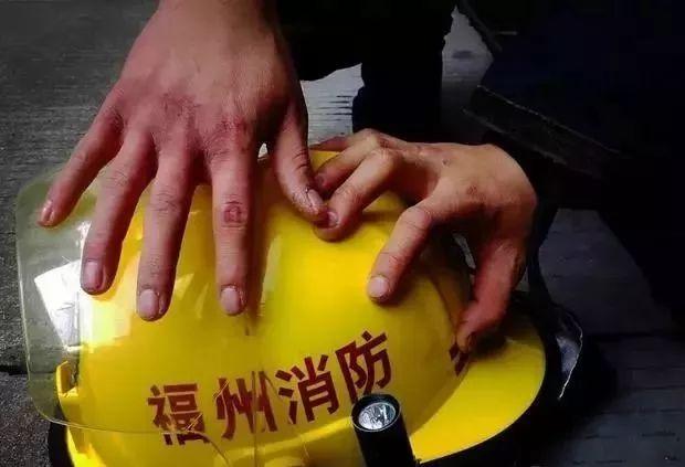 最美"背部掠影,90后消防员的晒照刷屏了