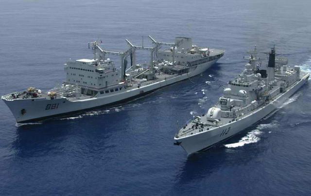 "洪泽湖"号补给舰退役,标志我国新一代海上补给战力形成
