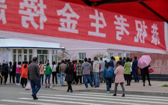 他是山东省高考状元, 当时高考考了749分, 现在