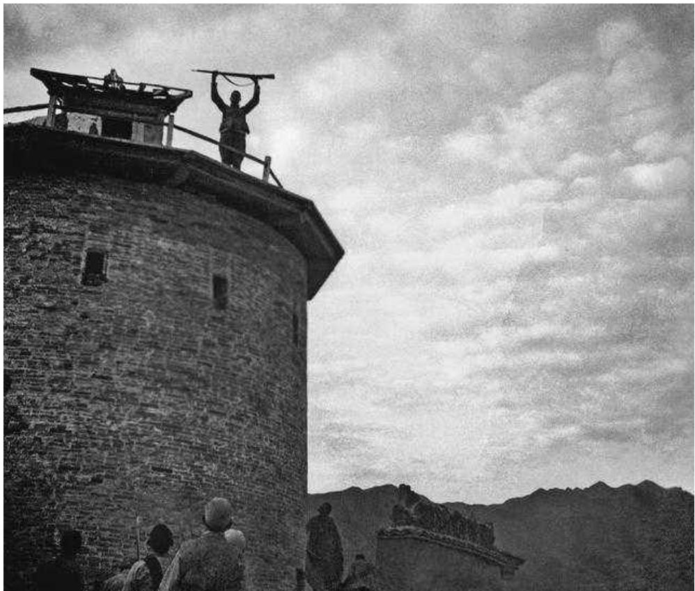 日本鬼子躲在炮楼中,易守难攻,路过农民想出一招,全歼日军