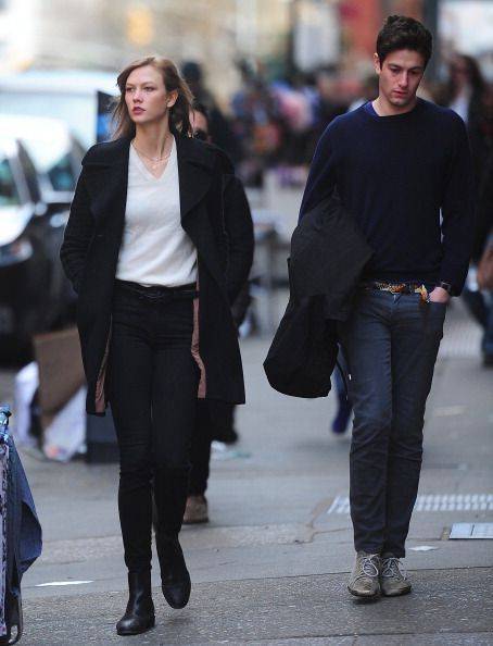 超模karlie kloss宣布与男友joshua kushner订婚