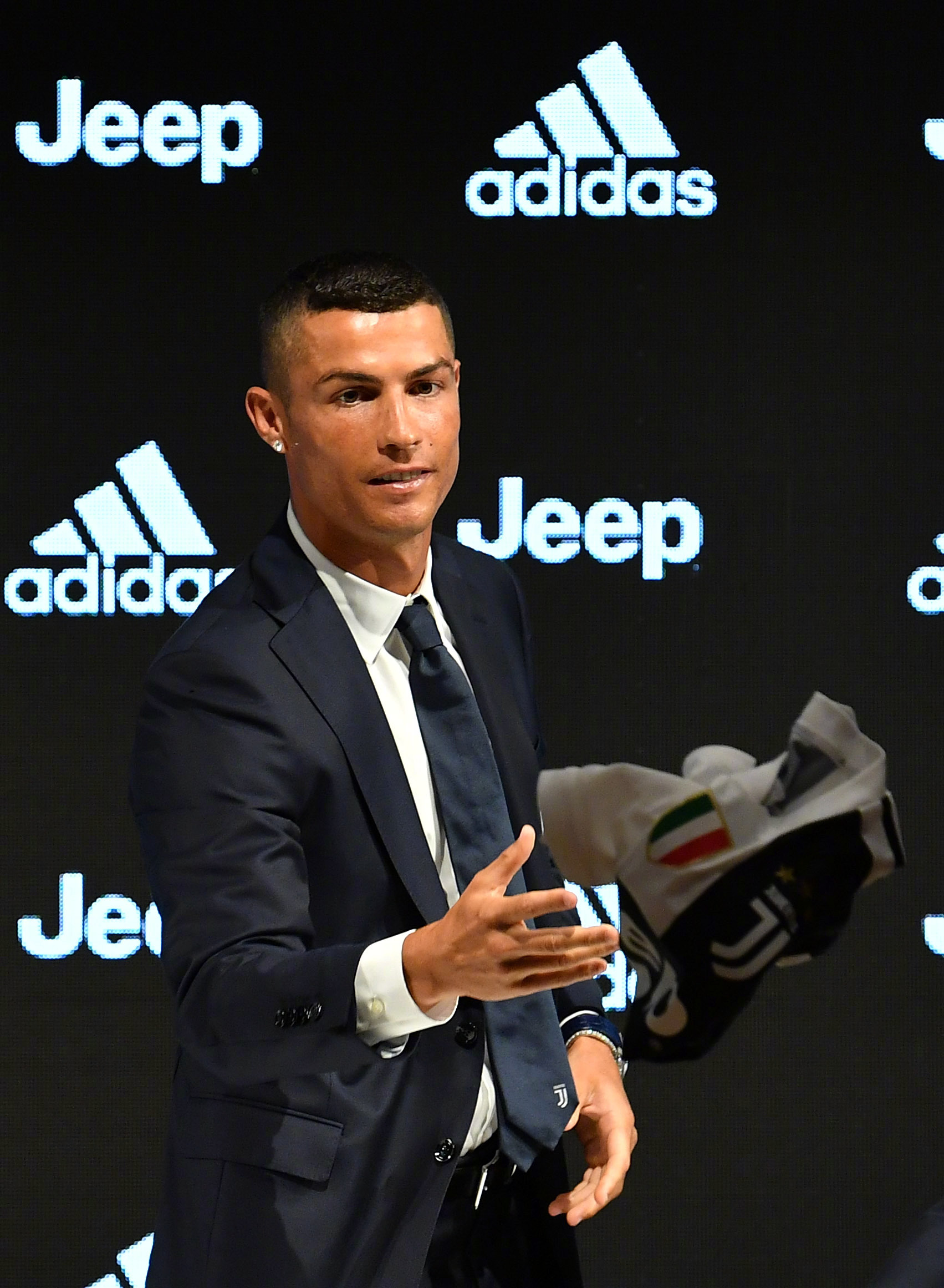 c罗加盟尤文图斯展示并身披7号战衣加油!新征程