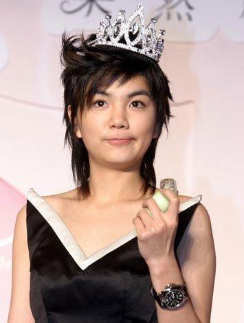 同样是戴王冠,赵丽颖气质总胜几分,原来她和赫本有一个最相似点