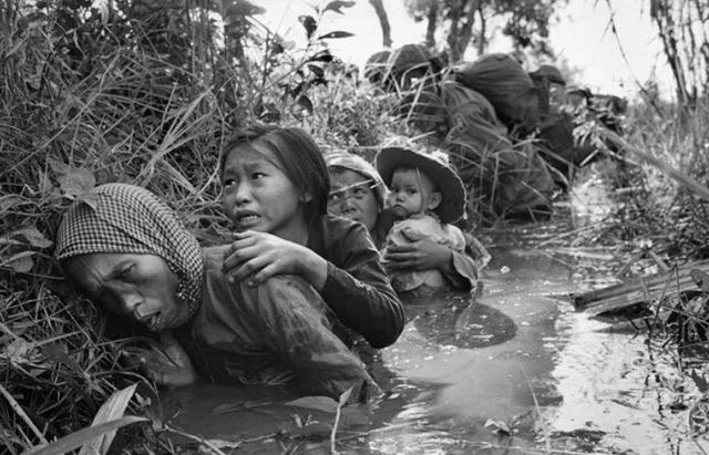 一艘破船带来500难民,看到海岸线他们欢呼雀跃:终于到中国了!