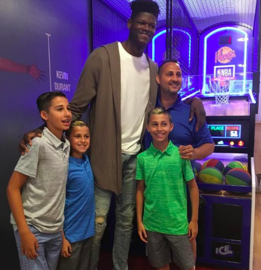 弹跳1米1,当众出手14次投进13个3分|班巴|状元|艾顿_新浪新闻