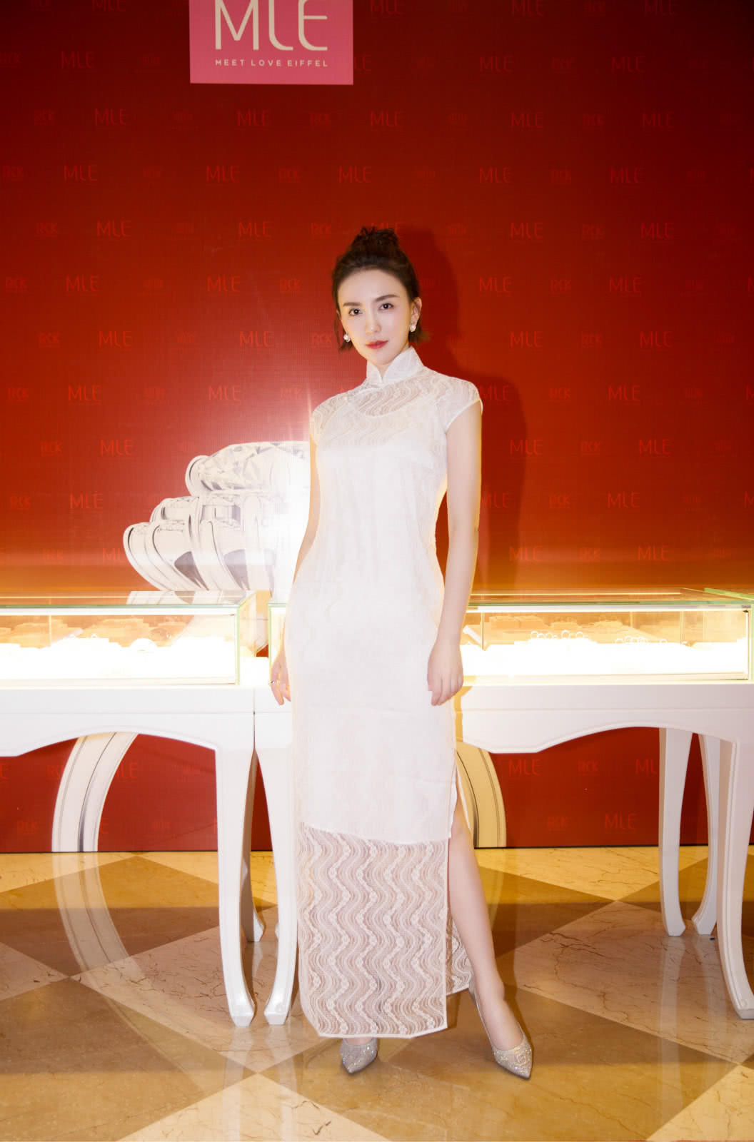 吕佳容白色蕾丝旗袍现身时尚活动 尽显凹凸有致好身材