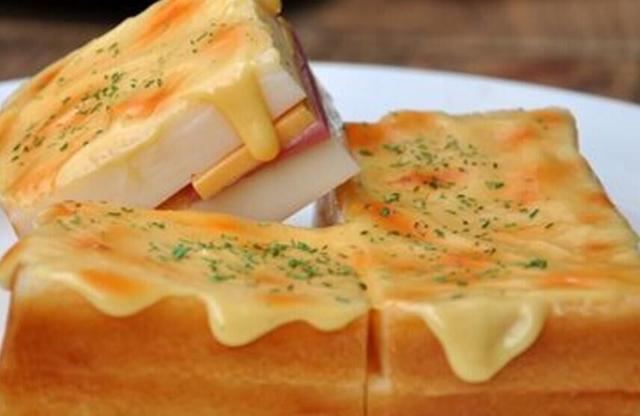 古巴的面包夹火腿非常受欢迎 火腿是风干长达八九年的生猪腿