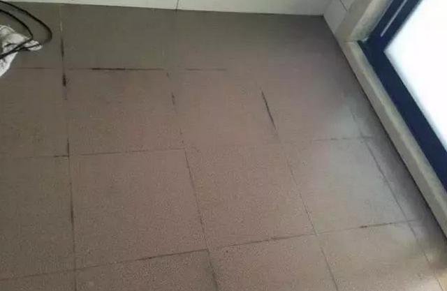 五,填缝剂;填缝剂时间久了会发黑,发霉,而且装饰效果也比不上美缝剂.