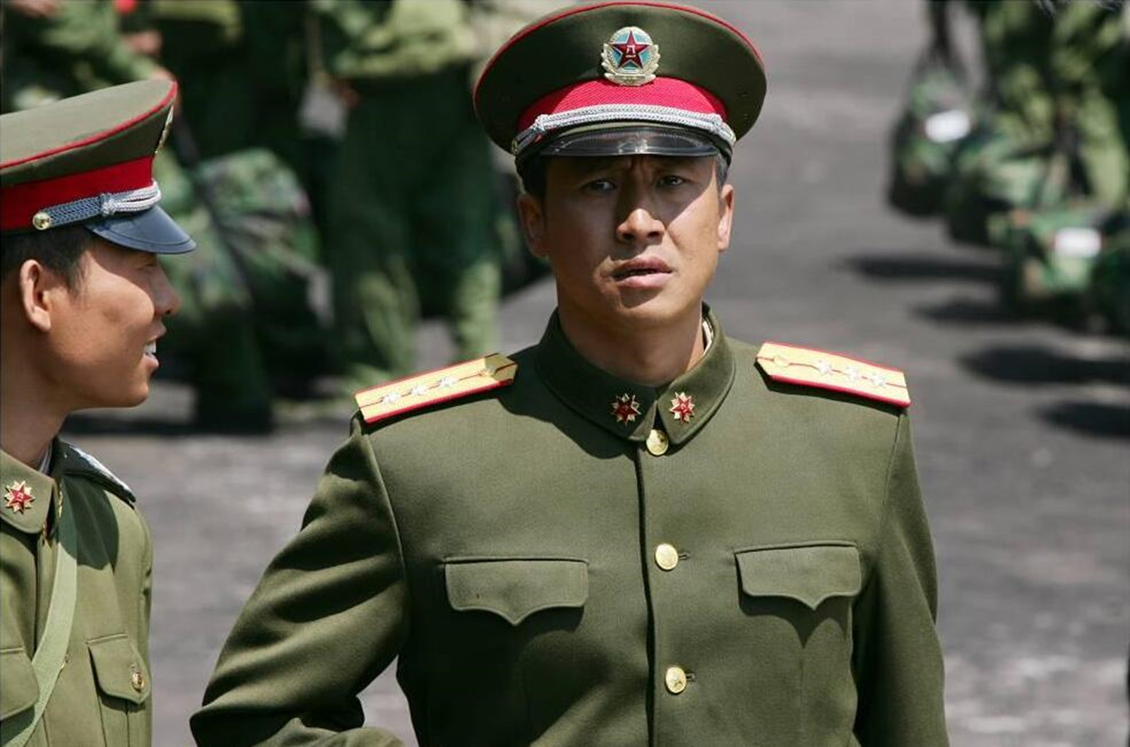 因《士兵突击》而爆红,军人形象深入人心,离婚后娶了陆毅的同学