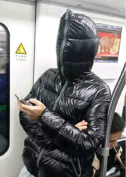 搞笑图片 大哥你这样穿衣服还玩手机没能看看吗?