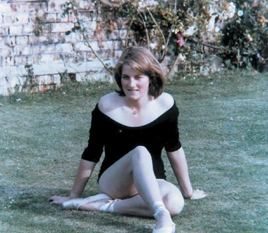 这是年轻时候得戴安娜,不得不说戴安娜王妃真的是从小美到大!