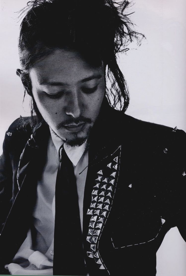 小田切让黑白look封面太喜欢他这种忧郁又颓丧却不失优雅从容的气