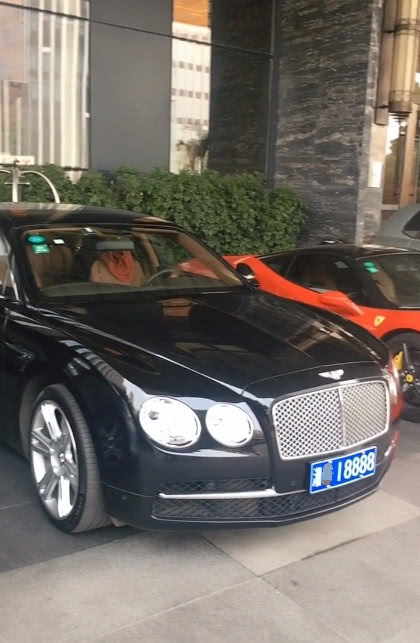 405万宾利停酒店门口看到车牌后网友能买一辆奥迪a8