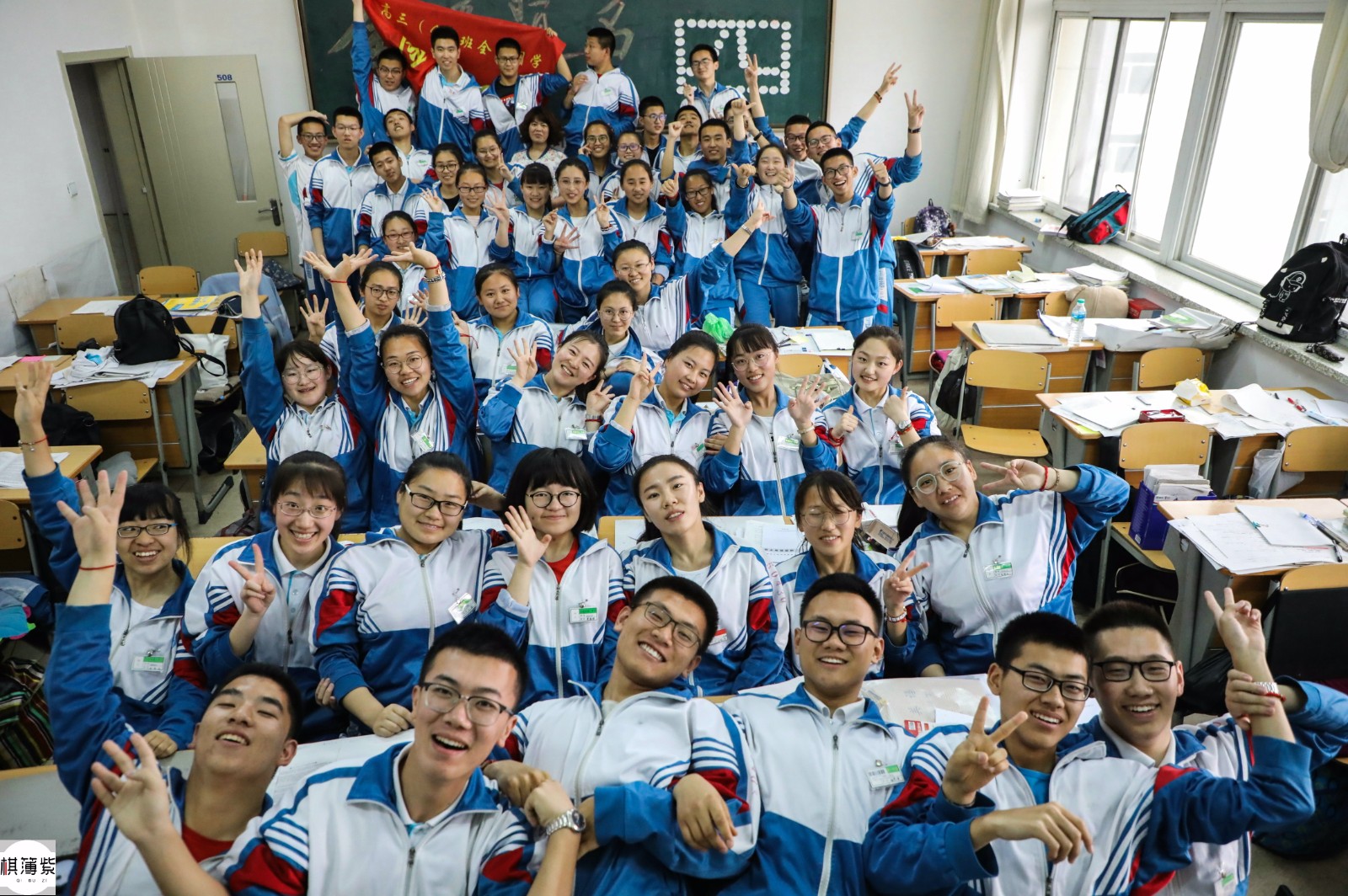 高中班三年拍了三张合照,3个年份的6月5日将成不老的怀念_新浪看点