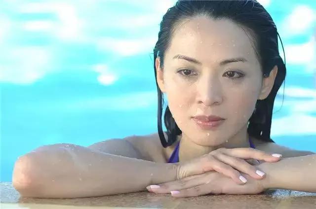 一举夺得冠军,并顺利签约亚视,早几年出演过《97变色龙》《屋企有个肥