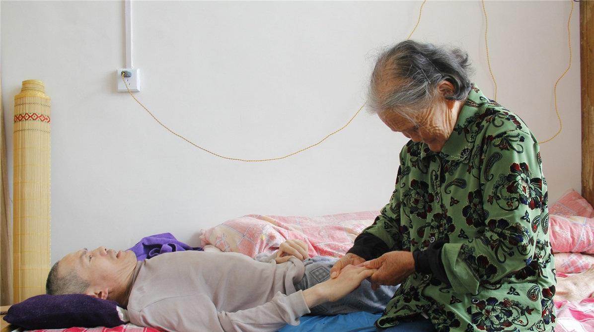 "无眼"老妈看护残疾孩子二十年如一日, 彼此成为生活的支柱