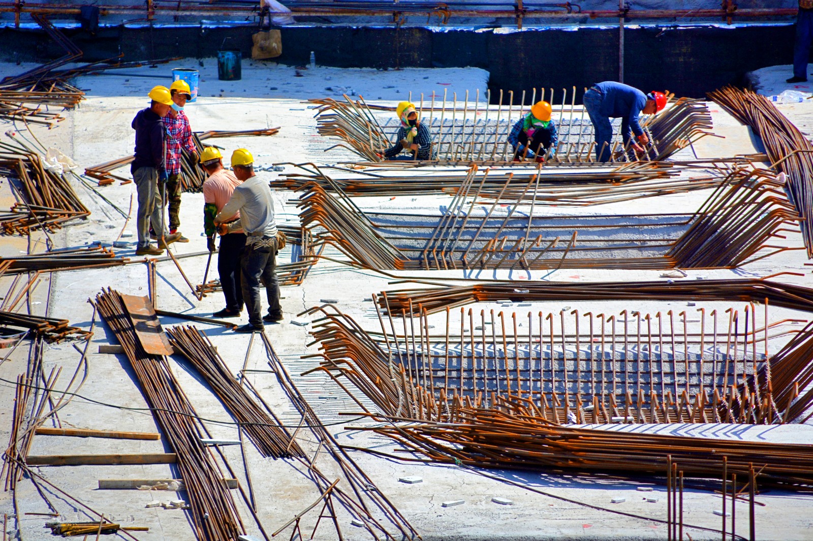 生活实属不易,但请你足够相信.建筑工人劳动场景,原创摄影