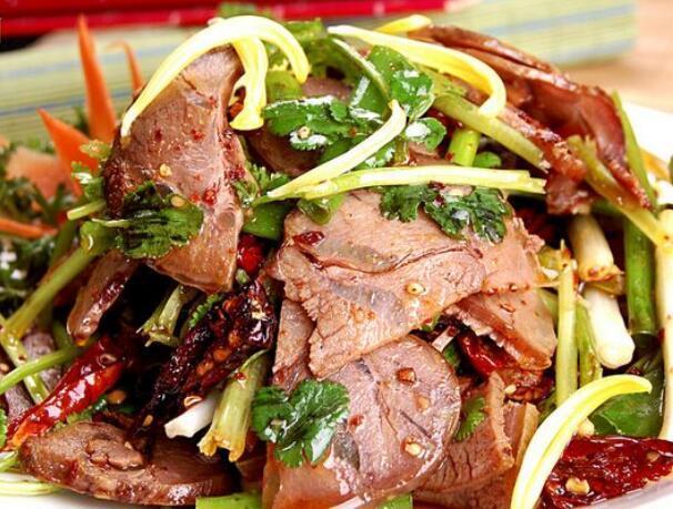 凉拌牛肉,牛肉经小火焖煮,酥烂醇香,配以佐料炝拌蘸食风味别具