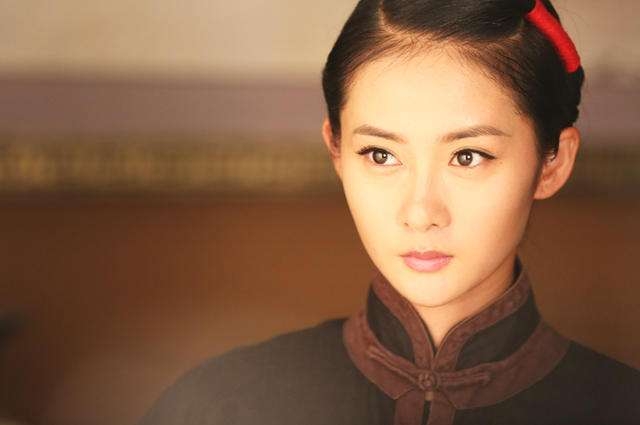 2011年出演民国传奇剧《民国恩仇录》中腹黑丫鬟杏花一角,借小聪明