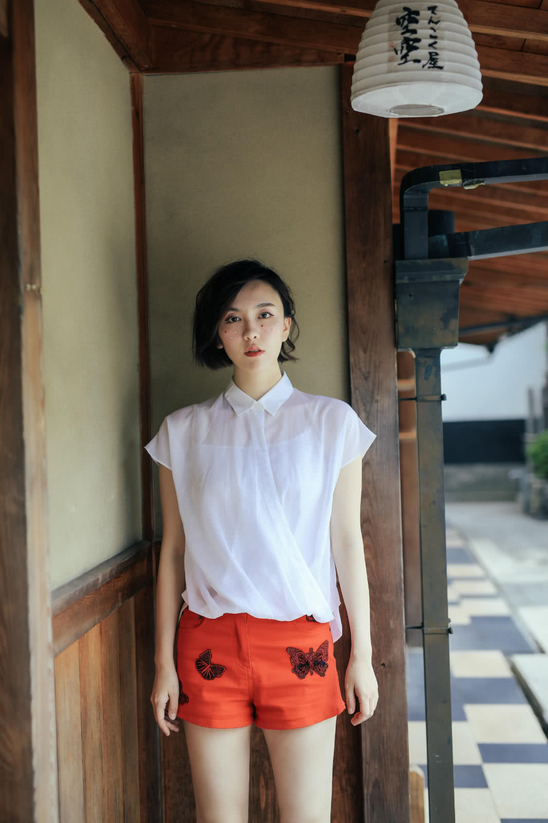 组图:吕佳容"桃心妆"抢镜 橘色热裤大秀美腿