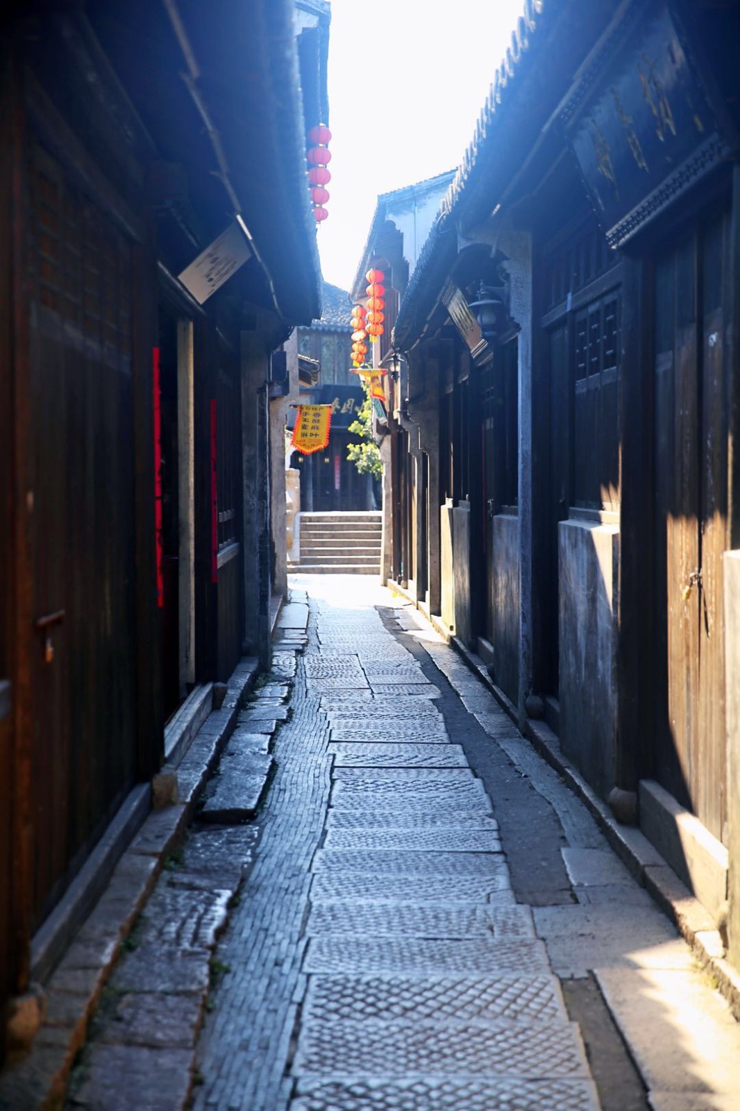 白墙青瓦,石板路,小桥流水人家,这就是江南秀气的模样