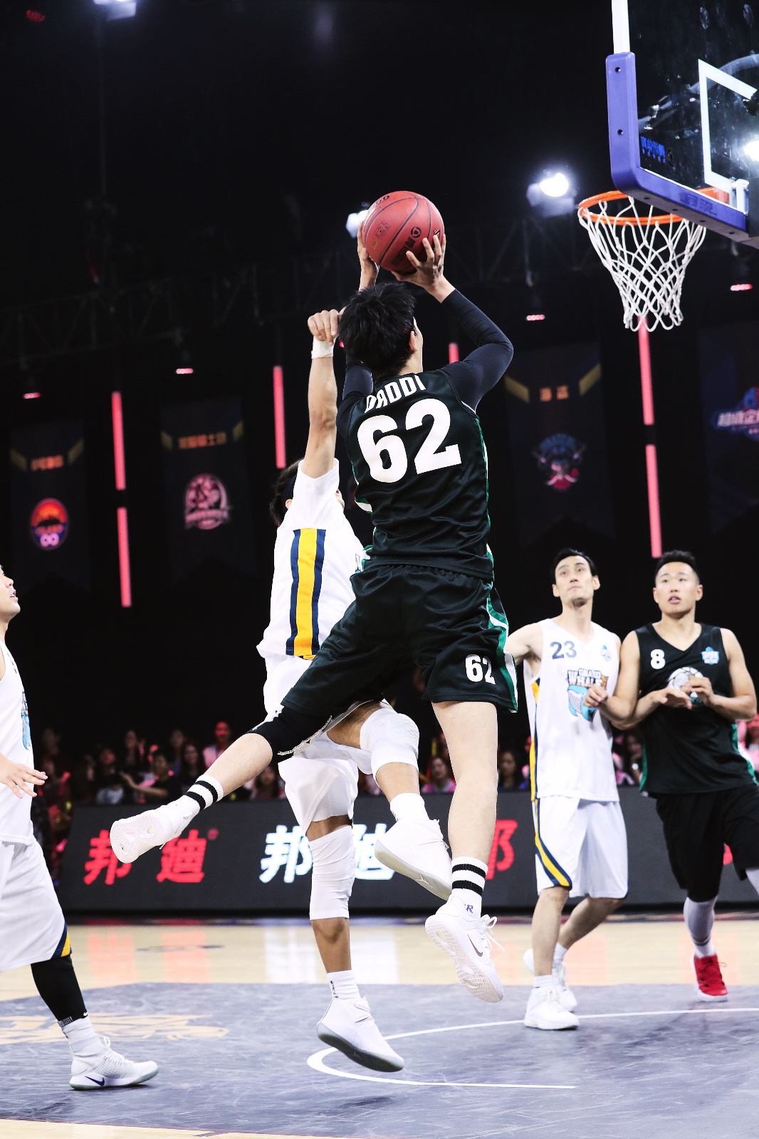 唐晓天弹跳力高喜欢在篮球场上挥洒汗水的唐晓天也把这一专长带到戏剧