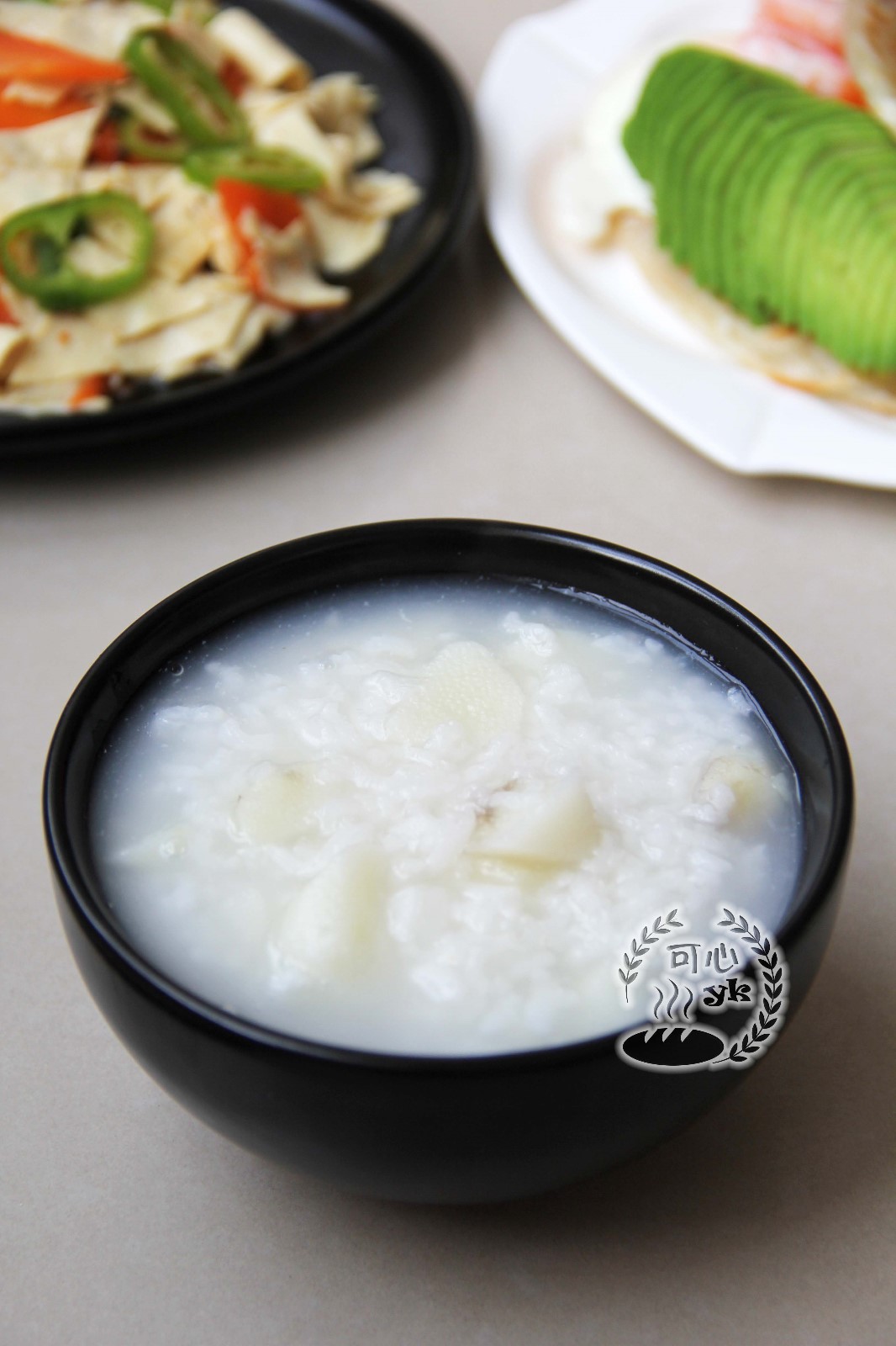 今天的早餐:大米山药粥,凉拌豆皮,饼,煎蛋,牛油果,冰虾.