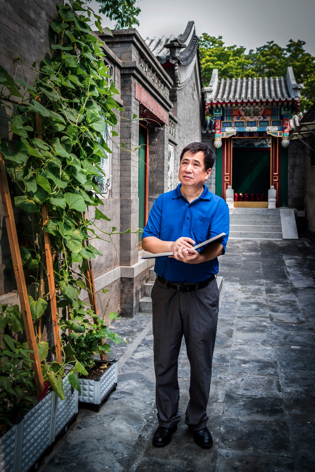 史家胡同有一位专门在瓦片上做画的画家张迎星