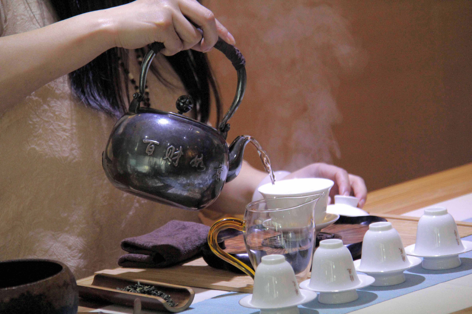 美女茶师演绎正宗的中国茶道,原来喝茶还有这么多的学问讲究