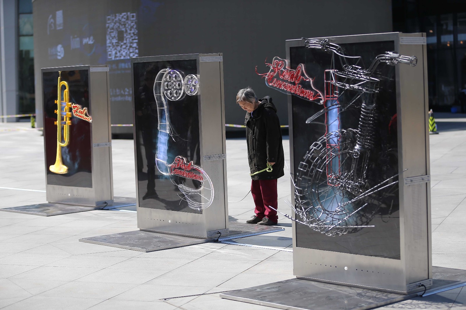 艺术装置展"骨子里的爱" 奏响生命赞歌