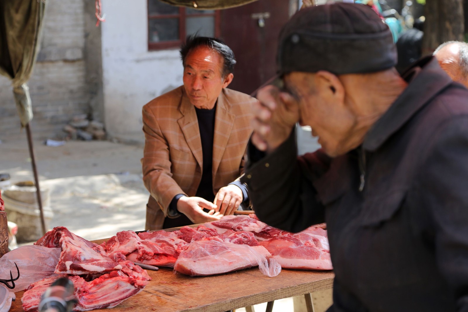 山西大叔卖猪肉全靠摊位前边这口锅,1天比别人多卖1头猪