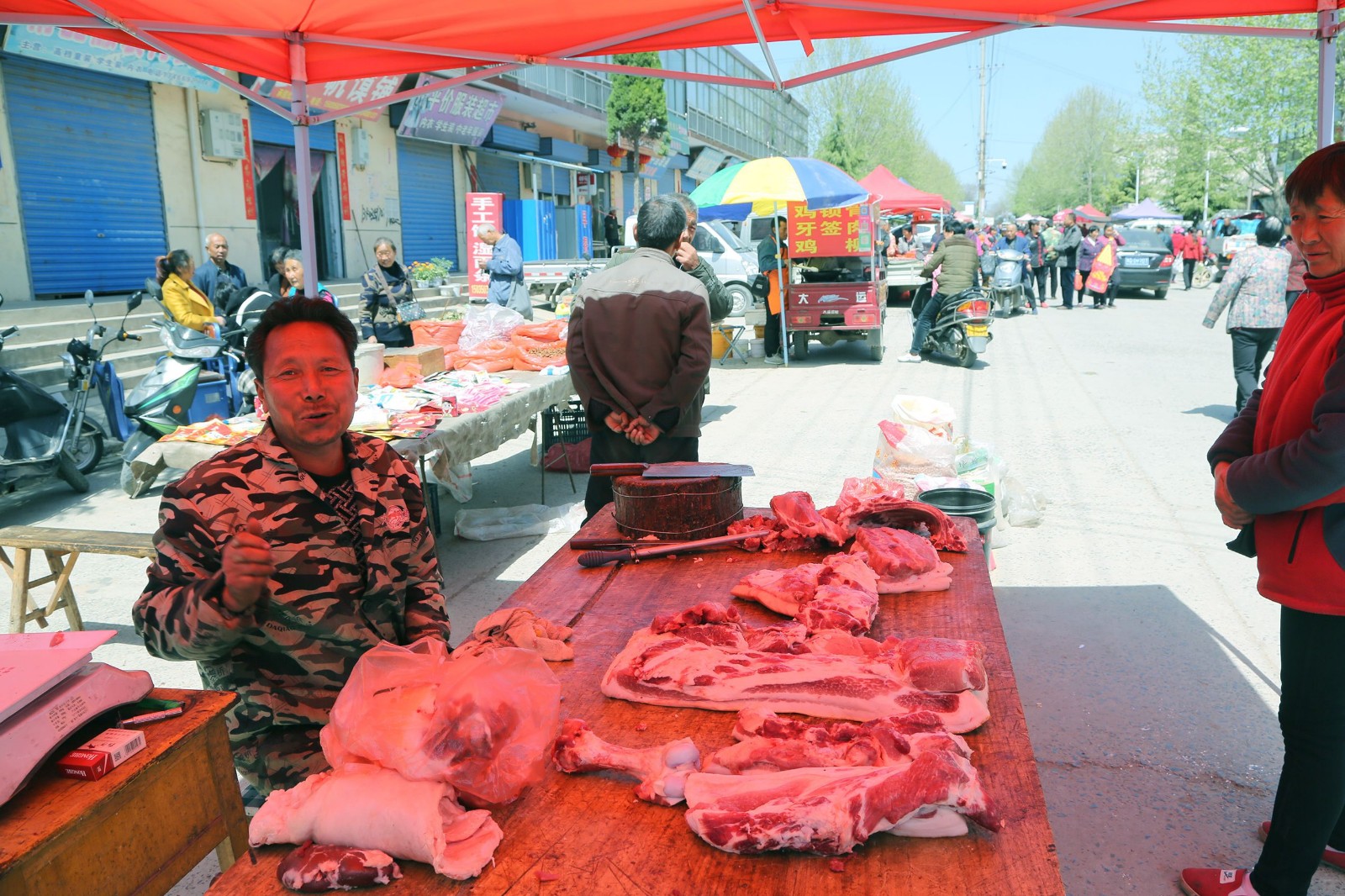 山西大叔卖猪肉全靠摊位前边这口锅,1天比别人多卖1头猪